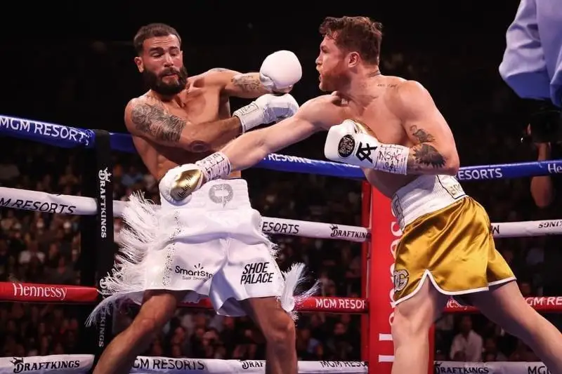 «Канело» стал абсолютным чемпионом мира