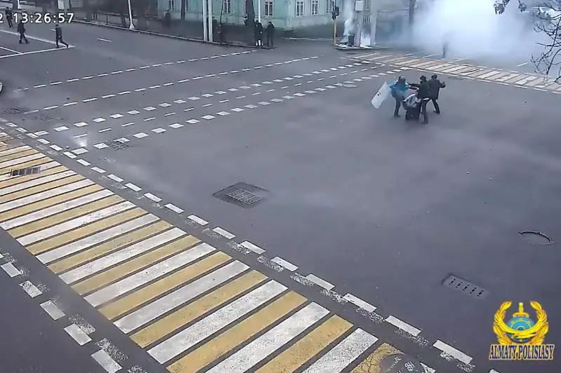 Кадры избиения полицейских в ходе беспорядков показали в Алматы