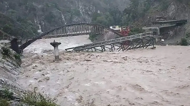 Десятки жертв насчитываются в результате проливных дождей и наводнений в Индии