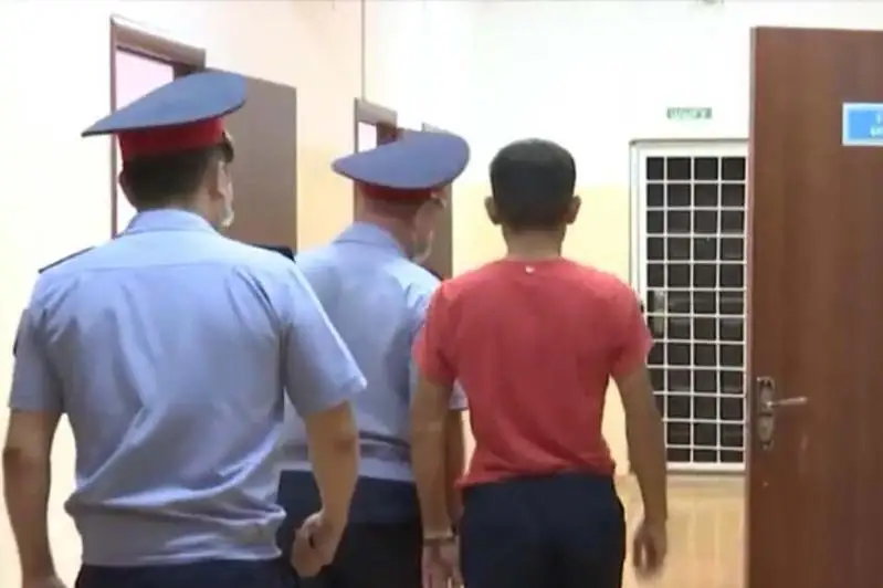 Мужчина ограбил охранника в Алматинской области