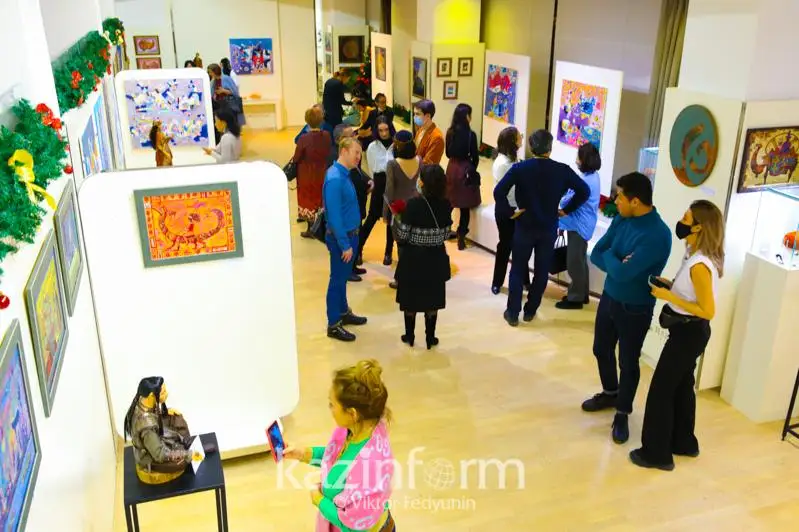 Вернисаж «Новогодняя ярмарка» открылся в столичной галерее