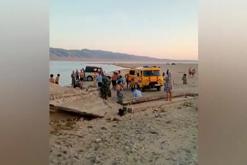 Buqtyrma sý qoımasyna shomylǵan kelinshek sýǵa batyp ketti