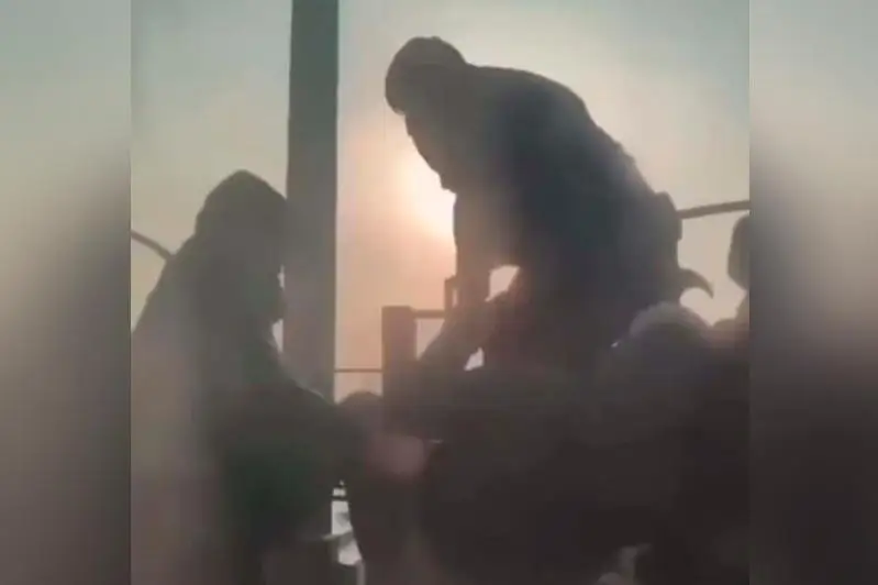 Пытавшегося сброситься с моста парня спасли полицейские Караганды