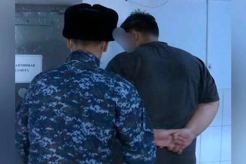 Разбойник с ножом отобрал десять миллионов тенге у алматинца