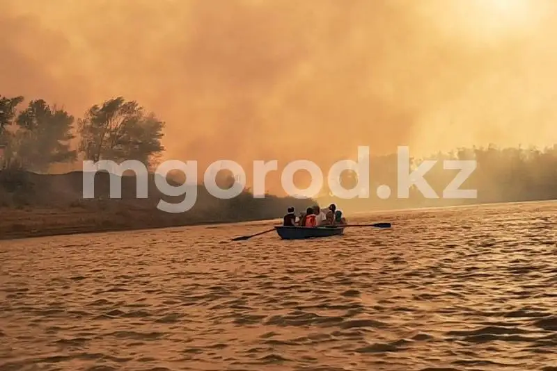 10 человек плавали на байдарках во время крупного пожара в ЗКО
