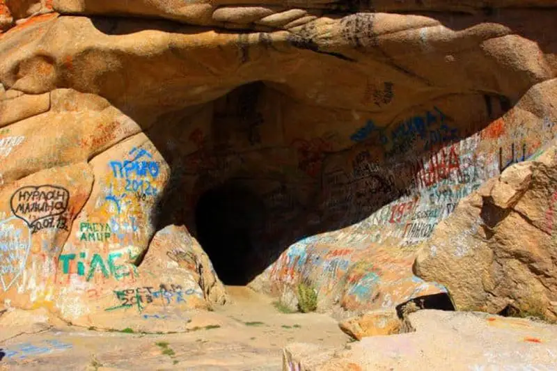 Пещеру Аулие-Ата очистили от хулиганских граффити в Карагандинской области