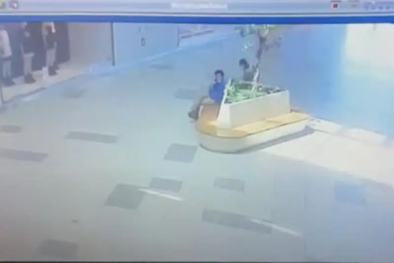 Кража в ТРЦ Нур-Султана попала на видео