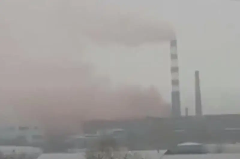 ShQO ekologtary zaýyttan shyqqan qyzǵylt tútinniń sebebin túsindirdi