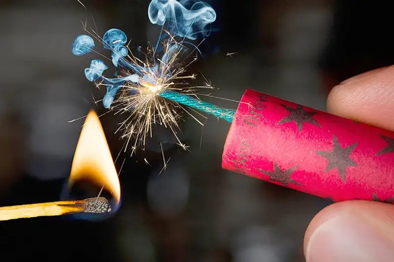Столичный ДЧС предупредил об опасности использования пиротехники на Новый год