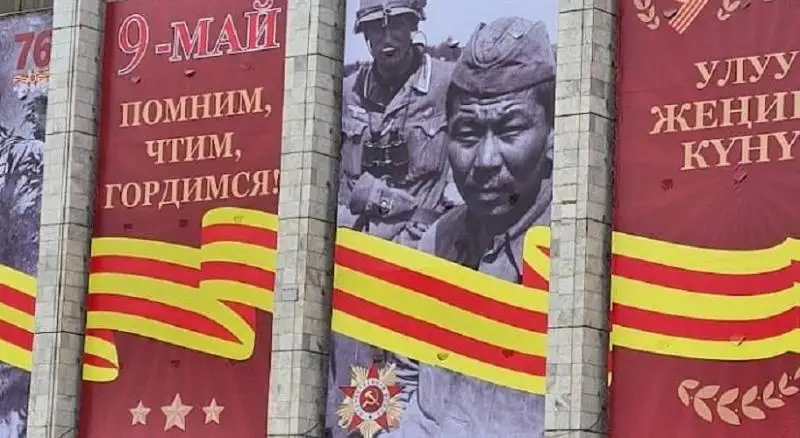 Bishkekte tutqyndalǵan Keńes jaýyngeri beınelengen bannerdi aýystyrady