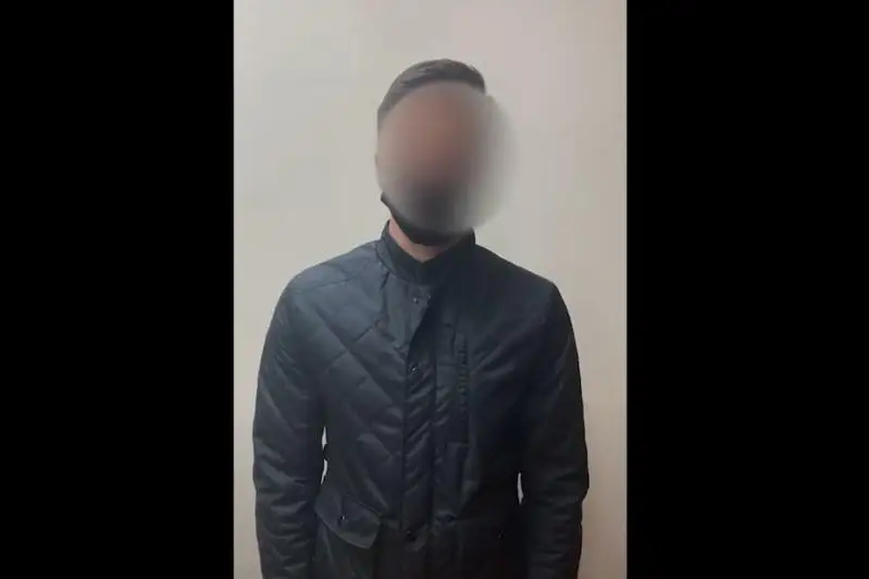 Мужчина грабил подростков в Алматы