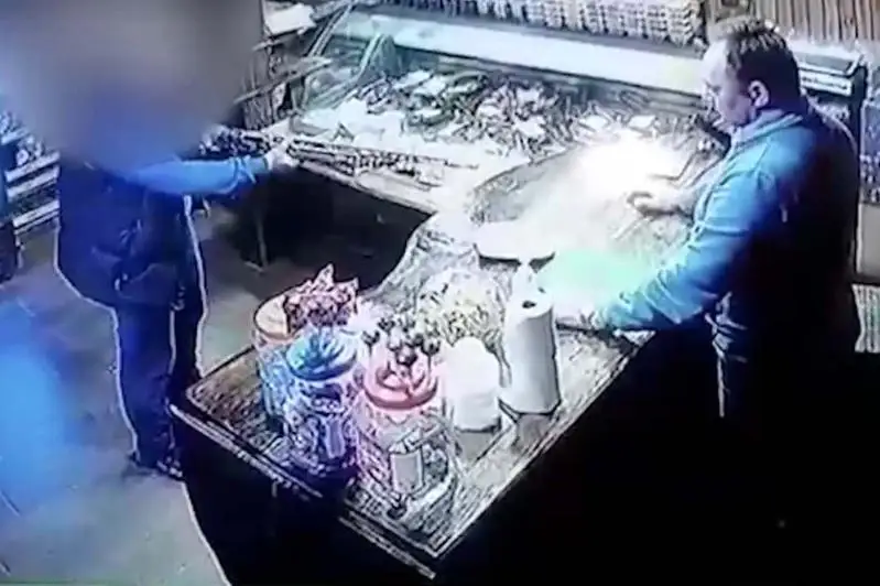 Вооруженный мужчина ворвался в магазин в Алматинской области