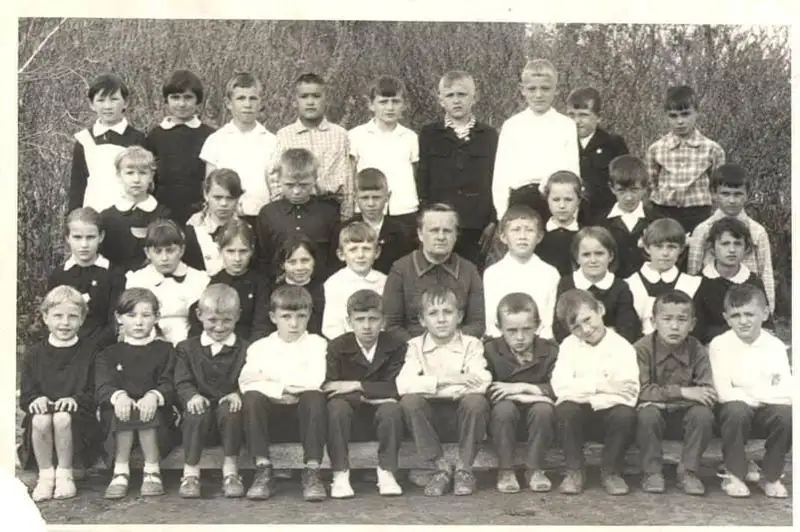 Свои школьные фото показал в соцсетях аким СКО