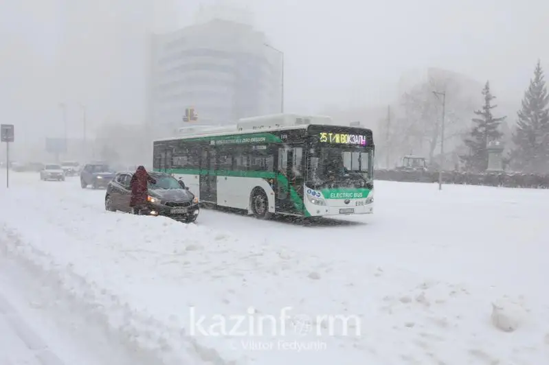 Елорда қар құрсауында: Автобустар, ұшақтар кешігіп, жолда кептеліс туындады