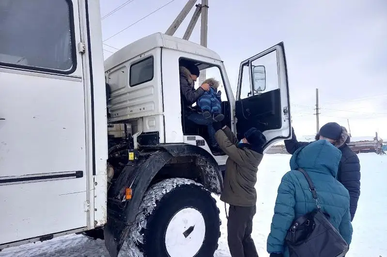 Более 50 человек эвакуировали с трассы в Акмолинской области
