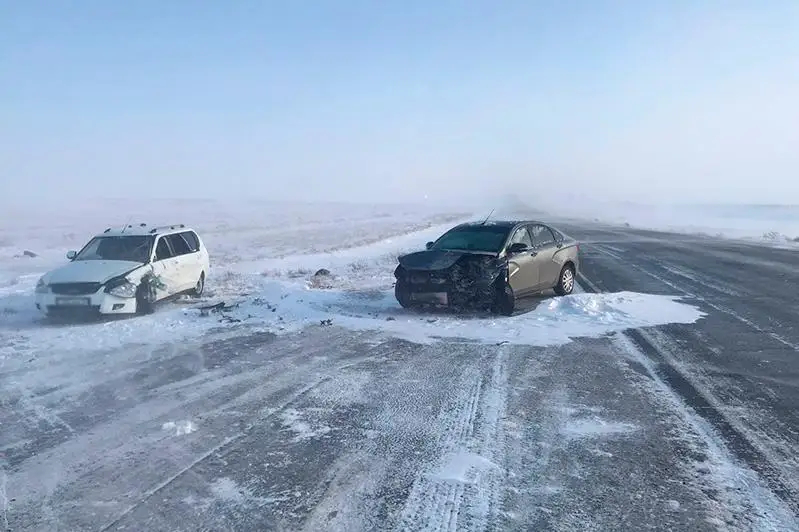 ДТП из-за гололеда в Актюбинской области: в столкновении двух авто погиб человек