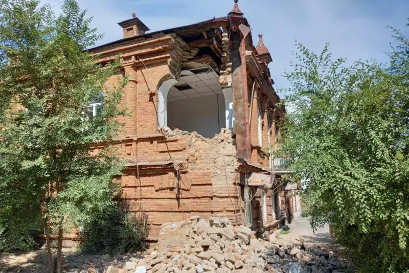 Акимат Семея обратился в правоохранительные органы из-за разрушения старинного особняка