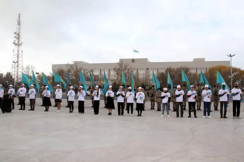 Песня «Көк тудың желбірегені» прозвучала под самым высоким флагом Актау