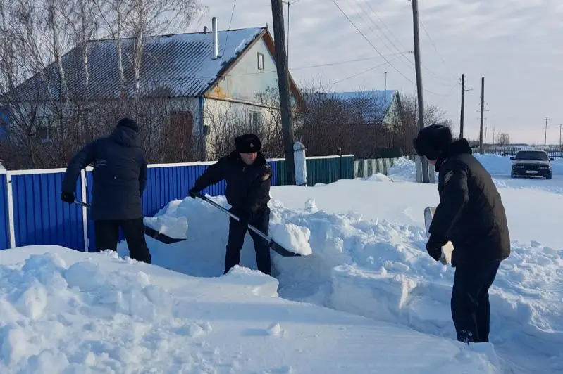 Полицейские помогают с уборкой снега пожилым жителям СКО
