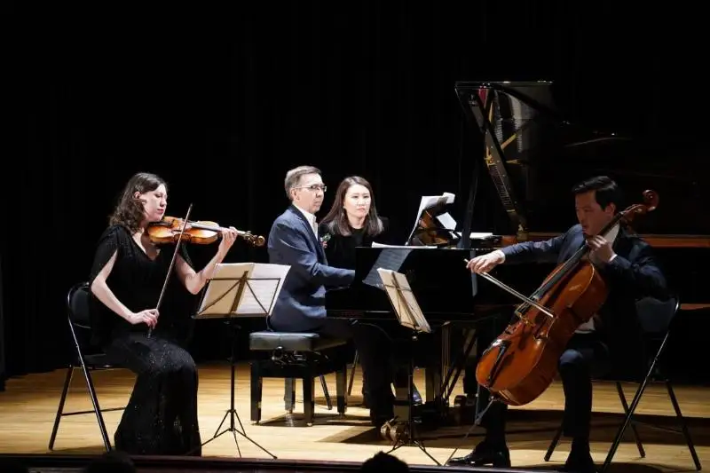 Казахстанские артисты торжественно завершили концертное турне по Франции