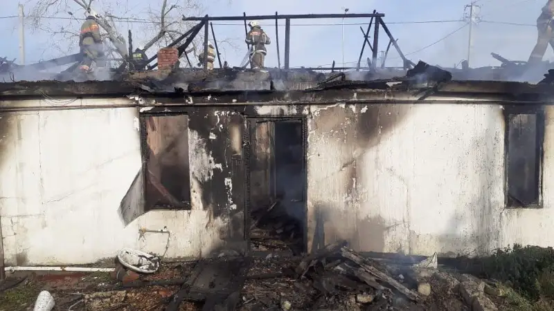 В Атырау сгорел ещё один дом