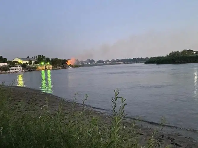 Новый пожар разгорелся на реке Урал в Атырау