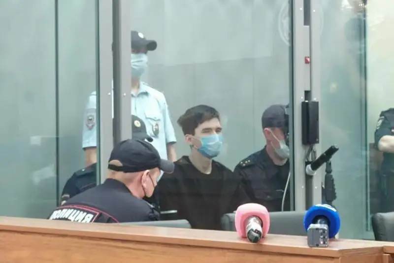 Суд отправил казанца, устроившего стрельбу в школе, на два месяца в СИЗО