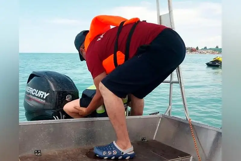 Перевернувшихся на скутере на озере Алаколь людей спасли в ВКО