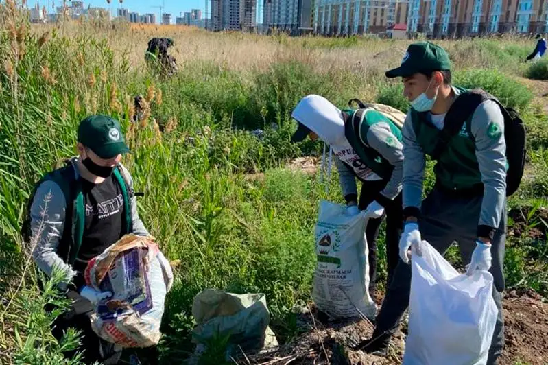 Столичные бойцы «Жасыл ел» очистили окрестность озера Талдыколь