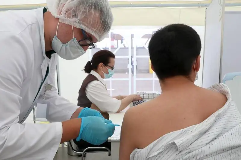 У всех ревакцинированных «Спутником V» выявили антитела к штамму «Омикрон»