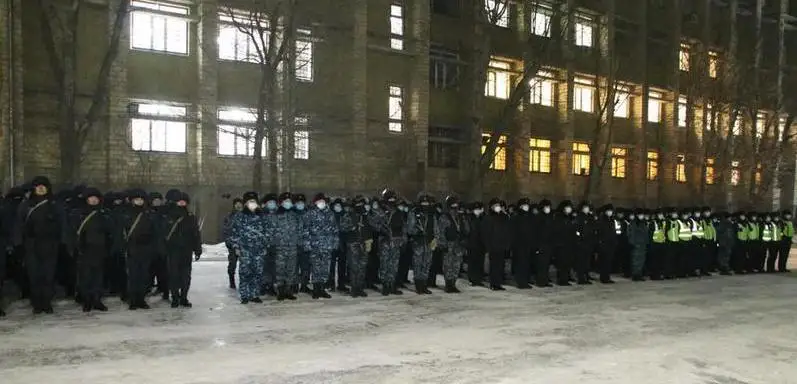 Qaraǵandy oblysynyń ákimi polıtseılermen jáne áskerı qyzmetshilermen kezdesti