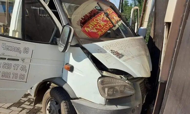 Водитель врезался на угнанном авто в здание и погиб в Семее