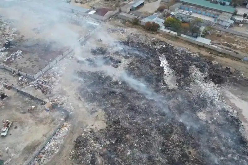 Последствия пожара на мусорном полигоне в Актау сняли на видео
