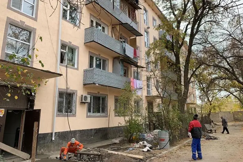 Kentaý qalasynda kópqabatty 100 turǵyn úıdi jóndeý jumystary júrgizilip jatyr