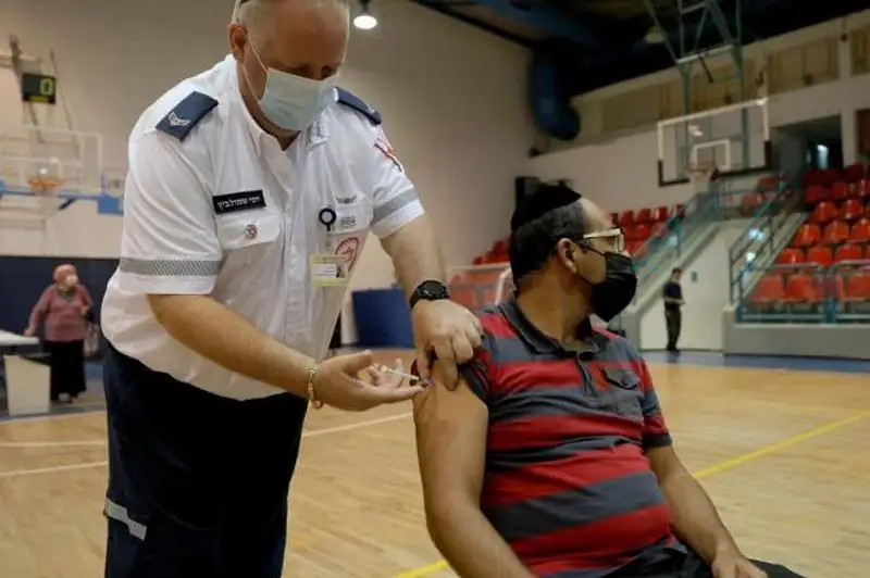 COVID-19 в мире: третья доза вакцины и новые меры