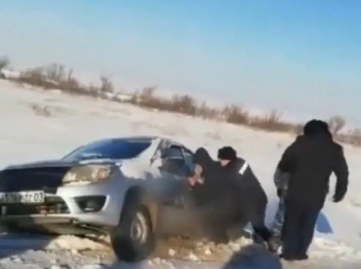 Полицейские помогли водителю и пассажирам на трассе в Акмолинской области