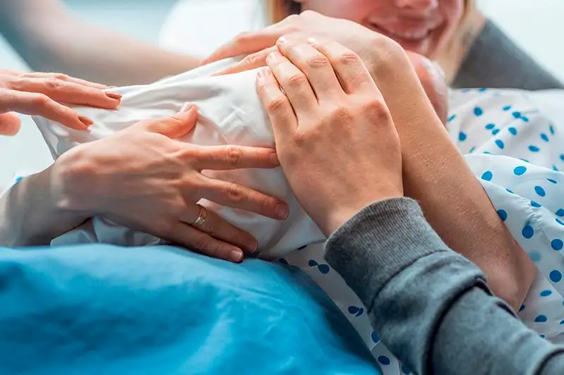 В Атырау запретили партнерские роды из-за вспышки COVID-19