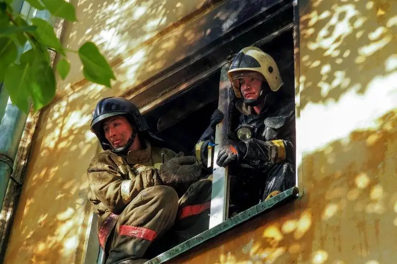 10 человек спасли при пожаре в столице