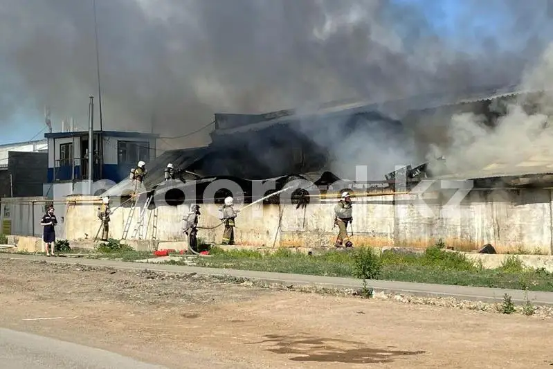 Склад строительных материалов горит в Уральске