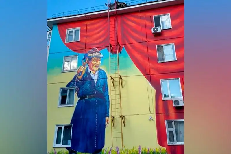 В столице появился мурал Шакена Айманова в образе Алдара Косе