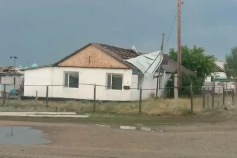 Ураган сорвал кровли домов и оставил без света жителей Акмолинской области