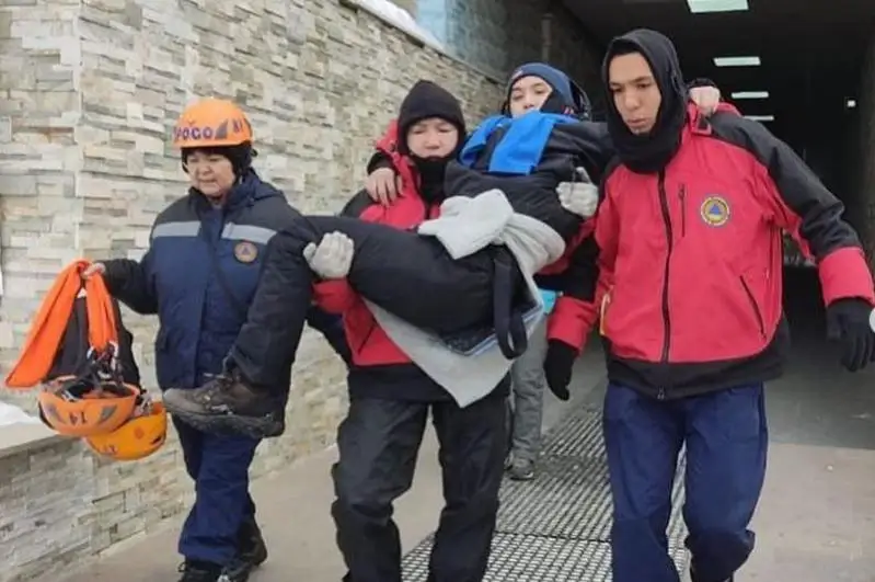 Травмированного молодого человека спустили с ледника Богдановича близ Алматы