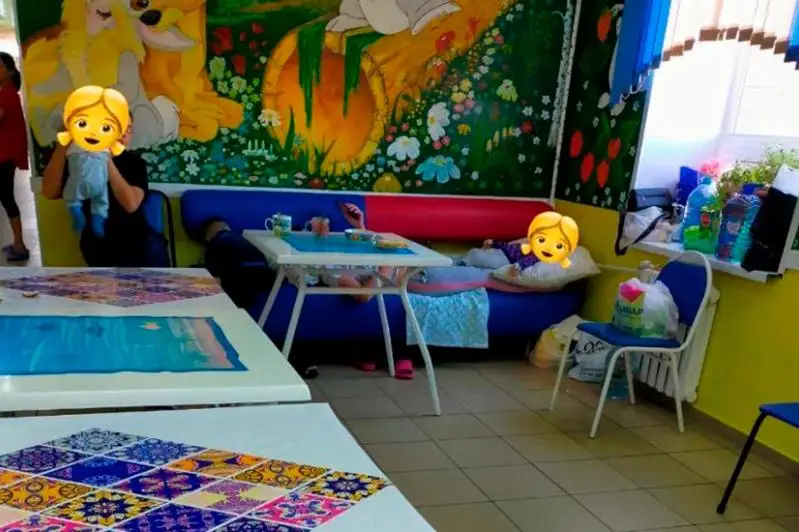 В Актобе ребенок с пневмонией ночевал на стульях в коридоре больницы