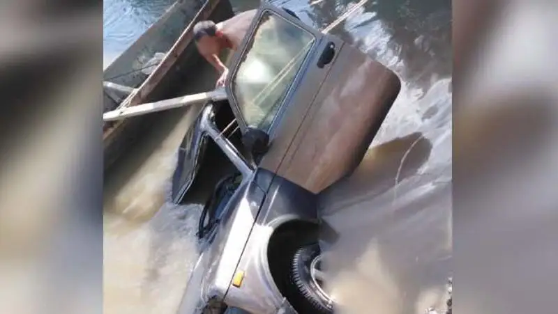 Автомобиль упал в реку Урал в ЗКО: водитель погиб