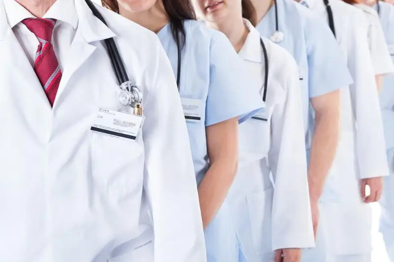 Механизм юридической и финансовой защиты медработников разъяснили в Правительстве