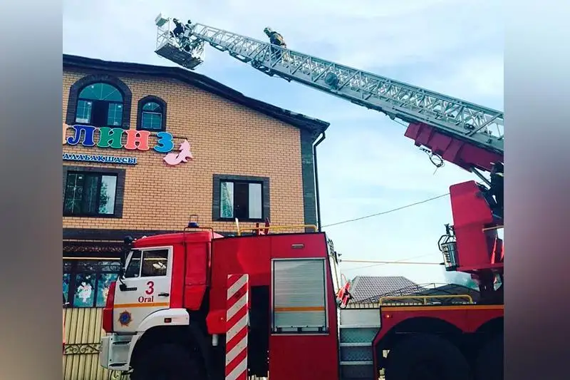 В Уральске горела крыша здания детсада