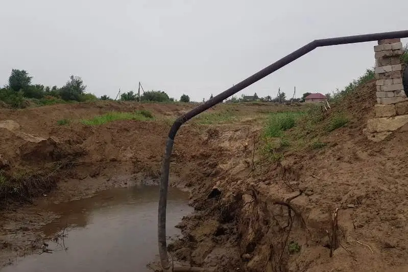 Aqtóbede 8 ózenniń arnasyn keńeıtý jumys áli toqtap tur