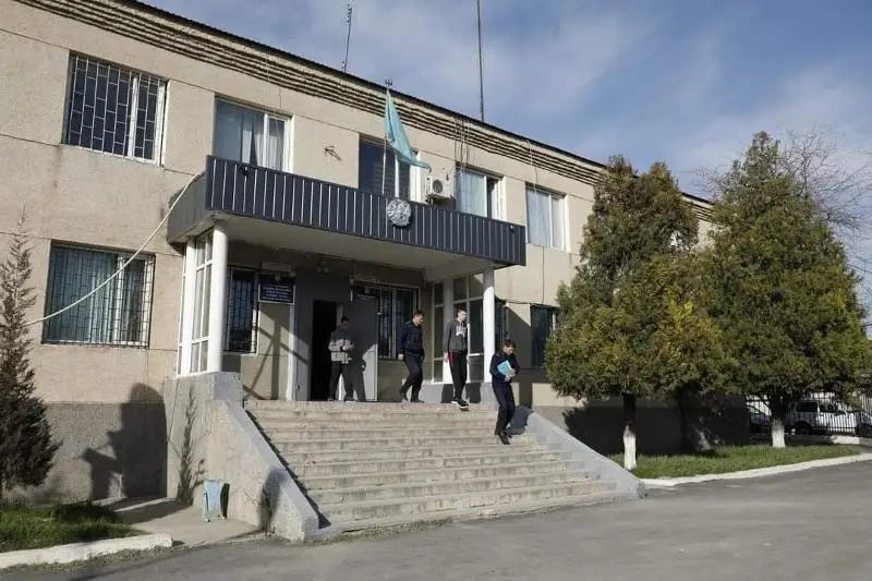 Túrkistan oblysynda oıynshyq qarý kezenip áıeldiń 1 mln teńgesin alyp ketken kúdikti ustaldy