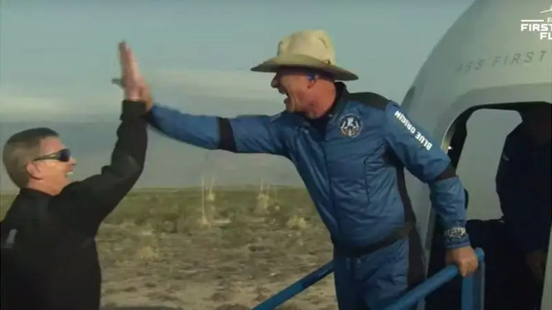 Cамый богатый человек в мире слетал в космос