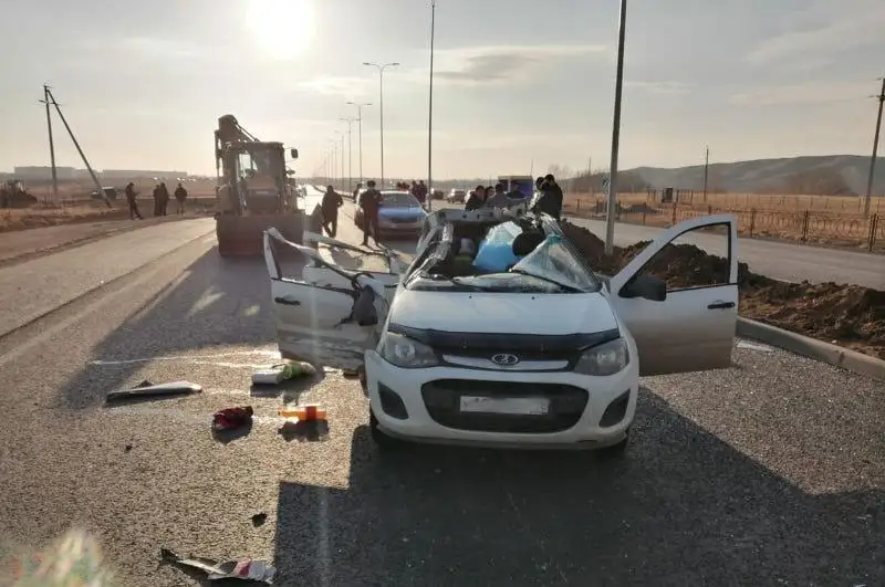 Легковушка столкнулась с экскаватором в Актюбинской области